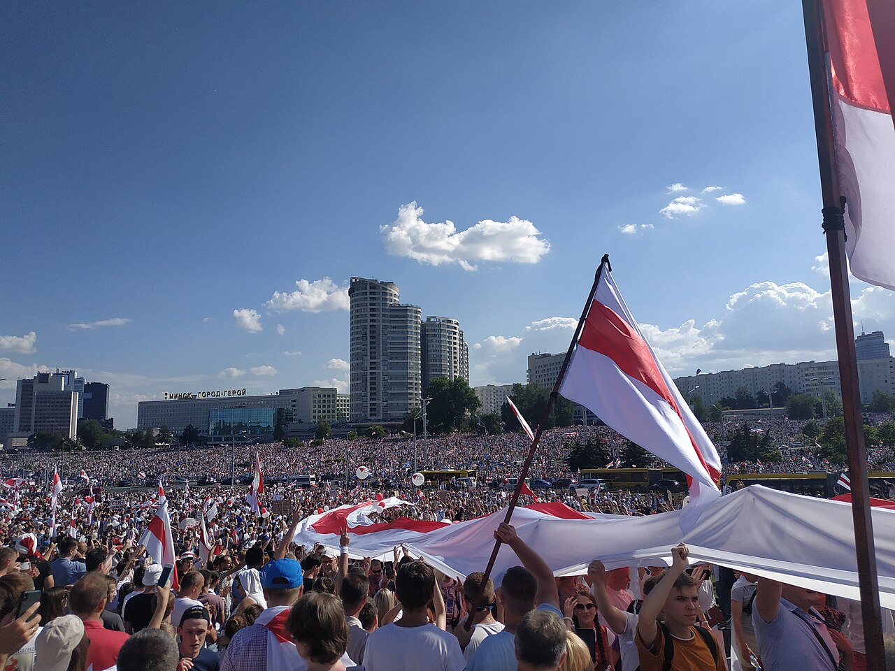 Огромна тълпа с бяло-червено-бели знамена