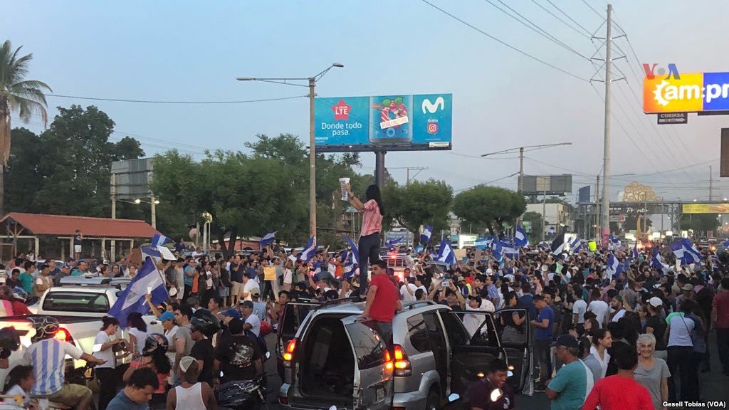 Протестиращи със знамена на Никарагуа на улица