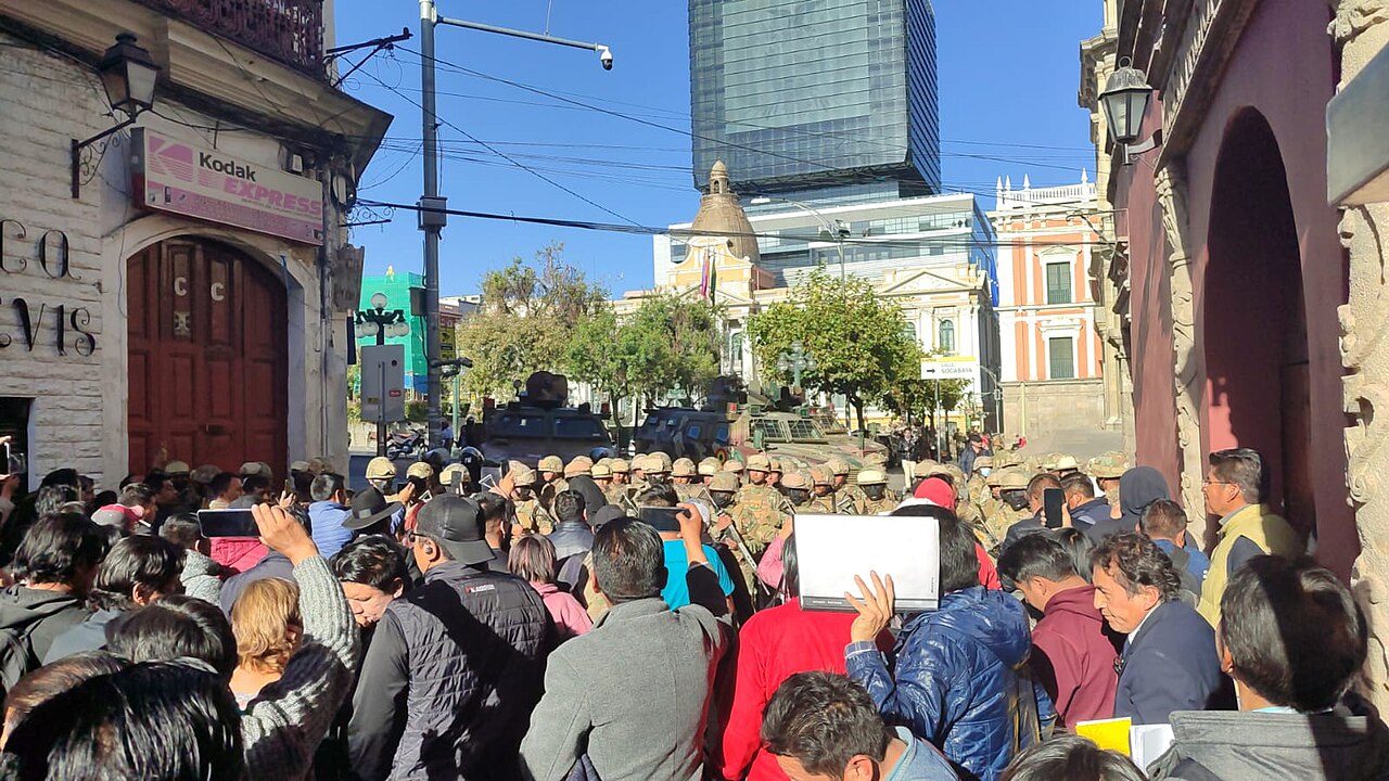 Войници и бронирана машина, наблюдавани от тълпа