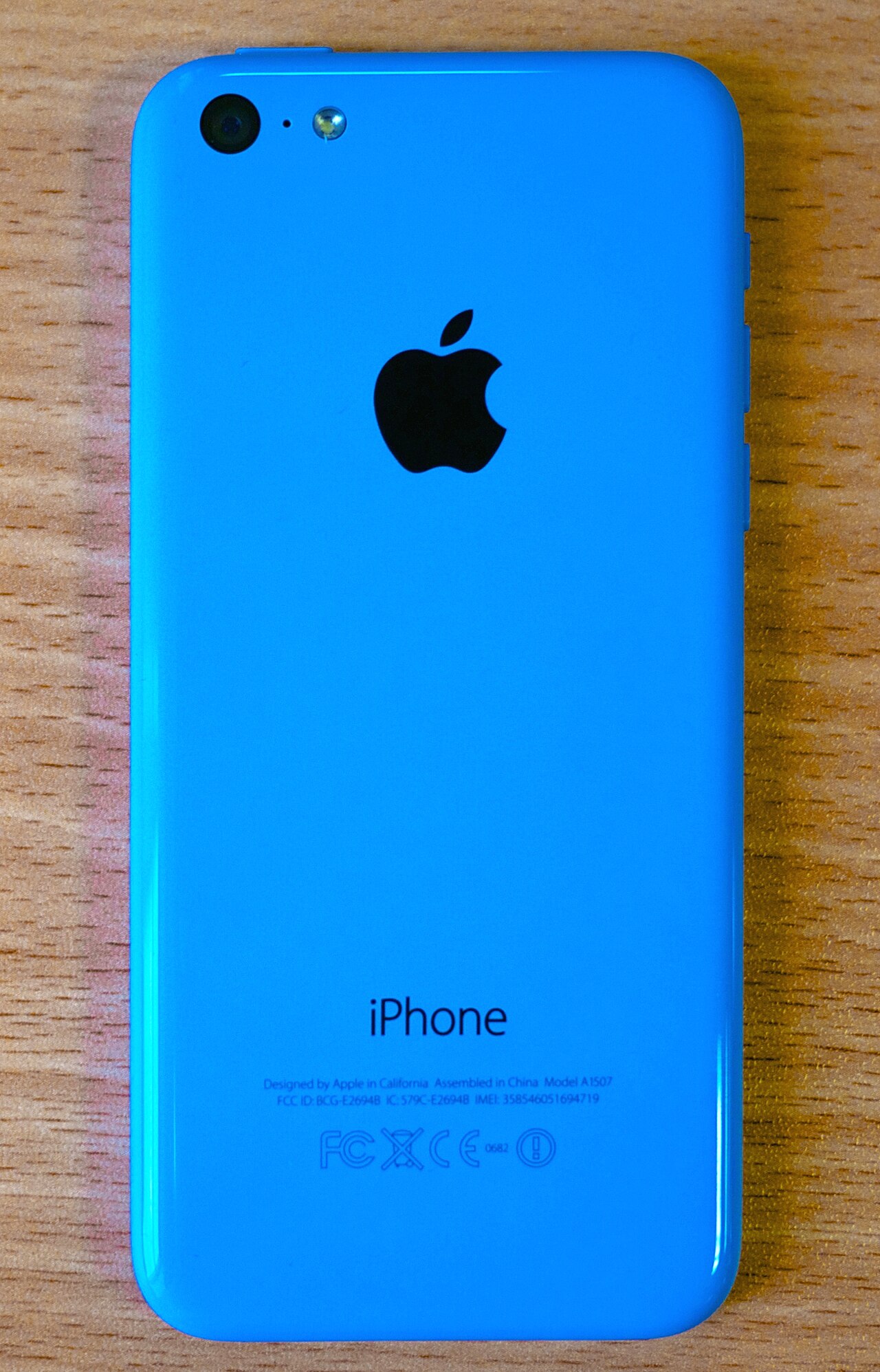 Син смартфон iPhone 5c, сниман отзад