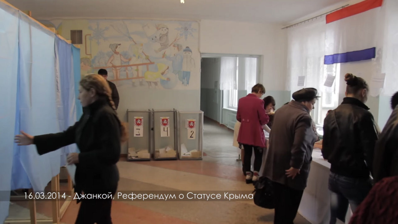 Хора пускат бюлетини в избирателна секция