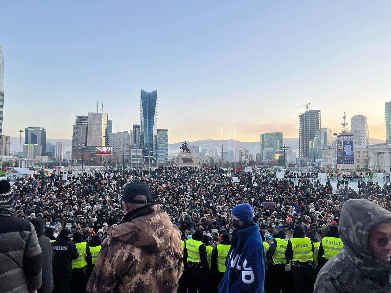 Протестиращи на площад в Улан Батор през зимата
