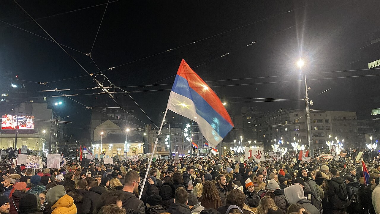 Площад, изпълнен с хора, сниман отвисоко