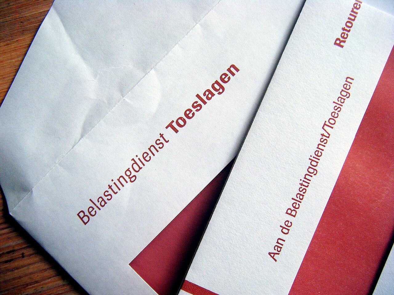 Купчина сини пликове с надпис Belastingdienst Toeslagen