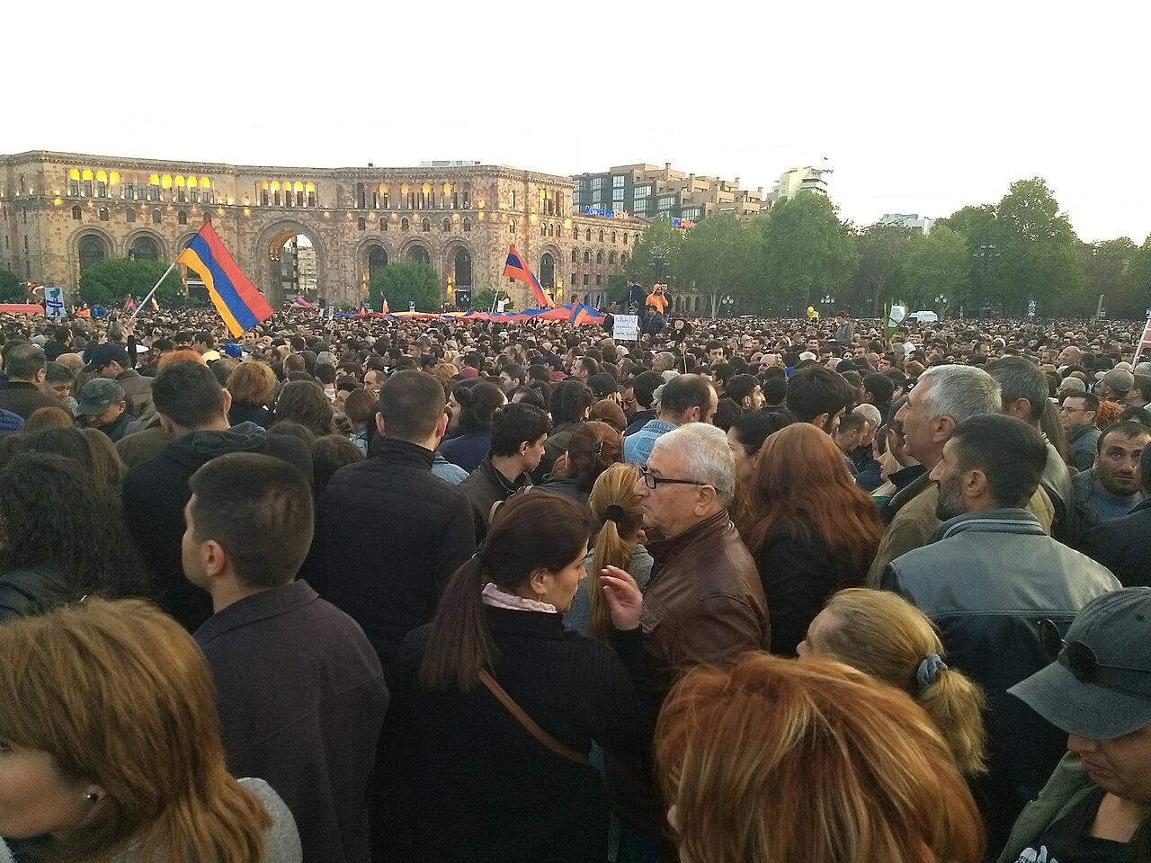 Нощен площад, изпълнен с протестиращи