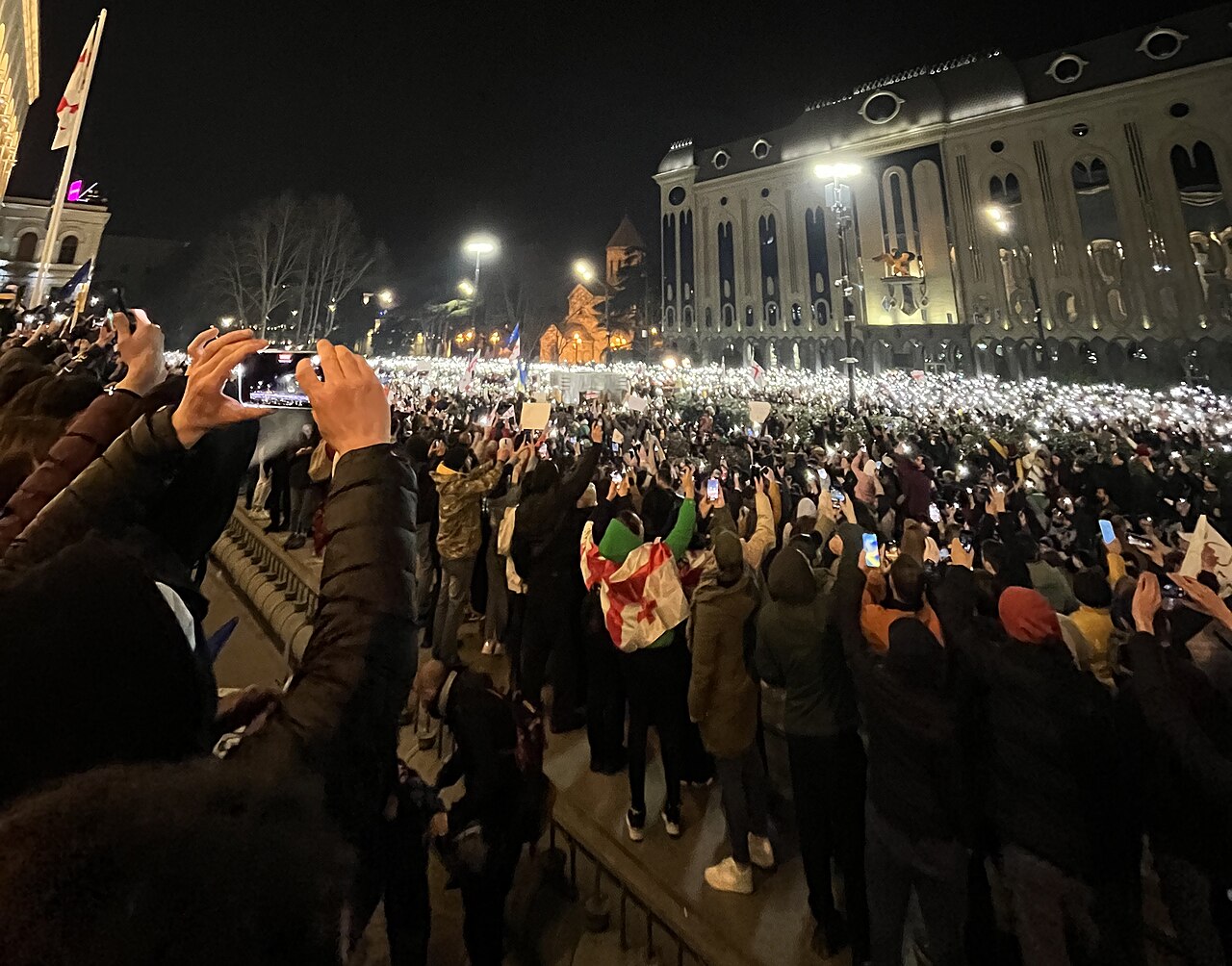 Нощен протест с много хора и флагове на Грузия и ЕС