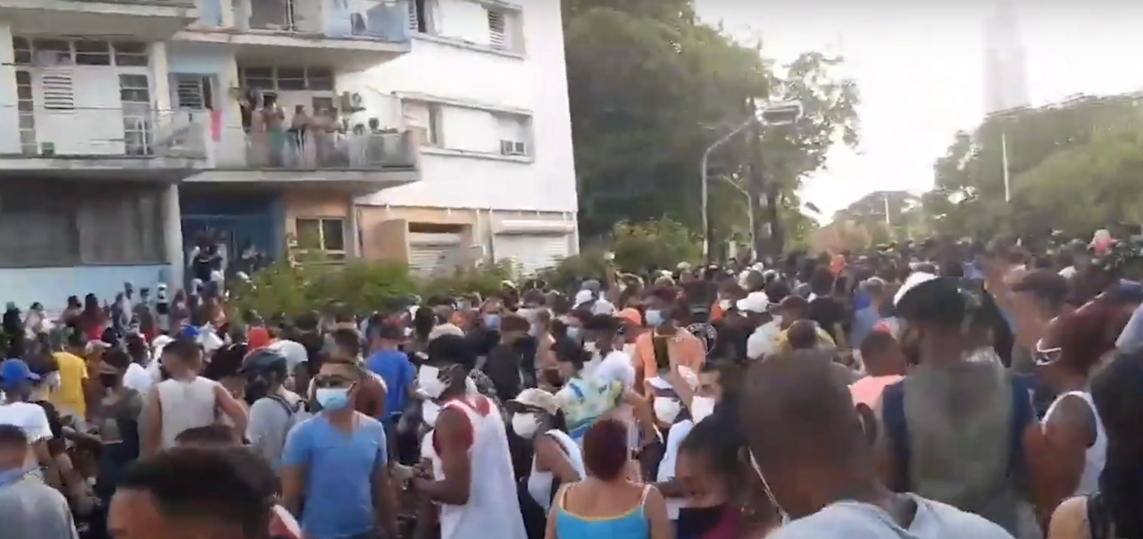 Хора протестират на улица в Куба